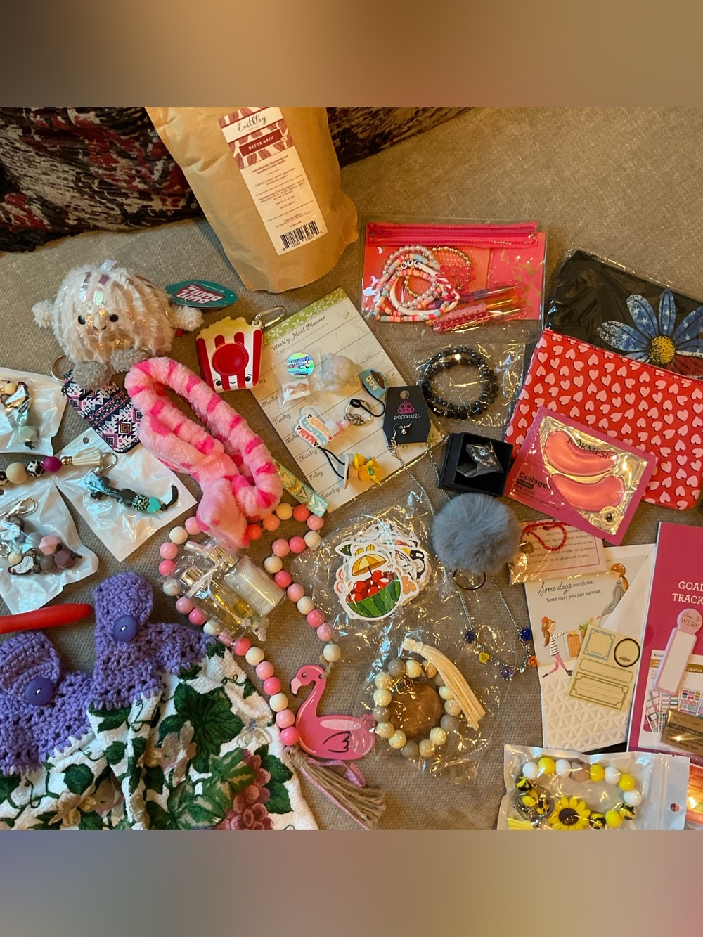 Miscellaneous Box Unbranded - crossbody bags, kitchen towels, key chains, etc - Picture 2 of 6